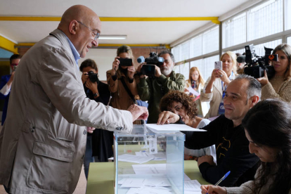 El candidato del PP a la Alcaldía de Valladolid, Jesús Julio Carnero, deposita su voto. NACHO GALLEGO