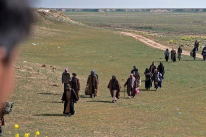 Combatientes del Estado Islámico y sus familias abandonan el feudo de Baghouz.