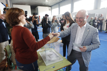 Manuel Ferreriro, el candidato de UPL en Ponferrada, ejerce su derecho al voto. L. DE LA MATA
