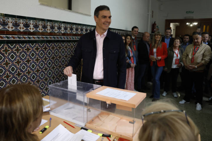 El presidente del Gobierno, Pedro Sánchez, ejerce su derecho al voto en el colegio Nuestra Señora del Buen Consejo de Madrid. J.J. GUILLÉN