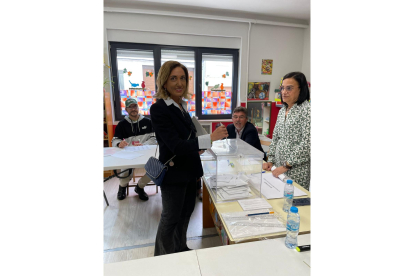 La alcaldesa de Santa María del Páramo y candidata a la relección por UPL, Alicia Gallego, vota en su colegio electoral .DL