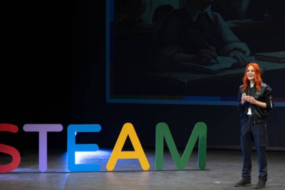 La leonesa Sara García en los primeros premios "Alianza STEAM por el talento femenino. Niñas en Pie de Ciencia". EFE