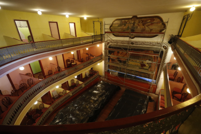 El telón, el bambalinón y el arco de embocadura del escenario del Teatro Villafranquino están estos días 'entablillados' por un andamio. L. DE LA MATA