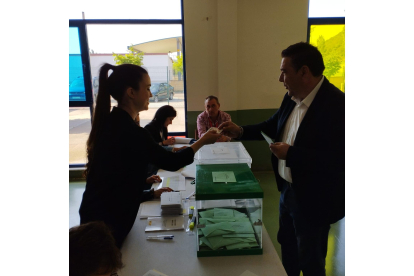 El candidato por UPL a la Alcaldía de Cistierna, Luis Mariano Santos, vota en su colegio electoral. CAMPOS