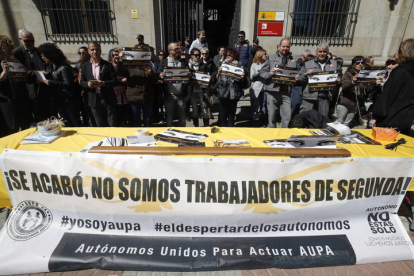 El colectivo de Aupa, manifestándose frente a la subdelegación del Gobierno en 2019. RAMIRO