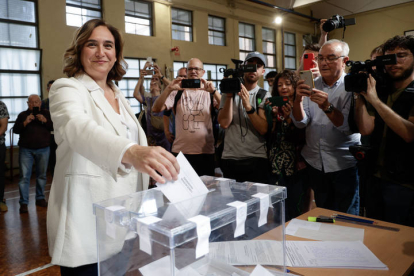 La alcaldesa de Barcelona y candidata de Barcelona en Comú a la reelección, Ada Colau, vota en el Centro Cívico La Sedeta. QUIQUE GARCÍA