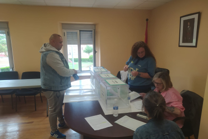 El vecino búlgaro de Villabraz Milen Anelov Milenov vota por primera vez en unas elecciones municipales. A.M.
