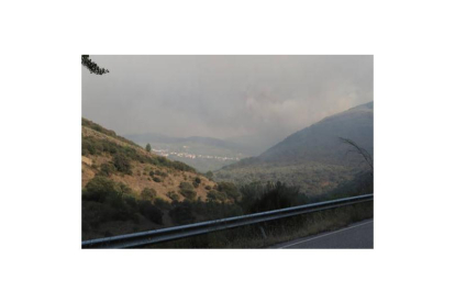 La Junta de Castilla y León declara situación 2 de peligrosidad el incendio forestal del Bierzo. ANA. F. BARREDO