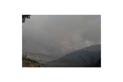 El fuego de Galicia amenazaba la provincia y las llamas, que no conocen fronteras, han comenzado a comerse el monte leonés en la zona de Puente Domingo Flórez. ANA. F. BARREDO