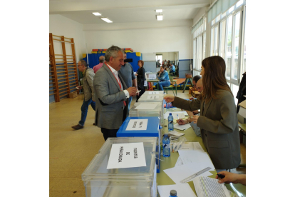El alcalde de Cistierna y candidato por el PSOE a la reelección, Nicanor Sen, vota en su colegio electoral. CAMPOS