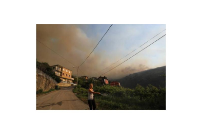 El fuego afecta a las poblaciones de Salas de la Ribera y San Pedro de Trones. ANA. F. BARREDO