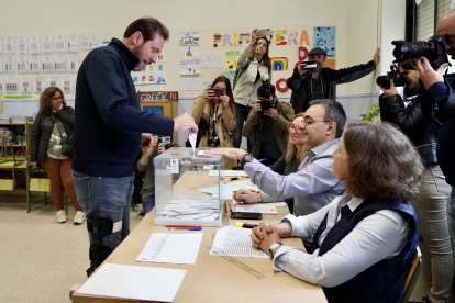 Votación del candidato del PSOE, Óscar Puente, a la Alcaldía de Valladolid. LETICIA PÉREZ