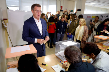 El presidente del Partido Popular, Alberto Núñez Feijóo vota en el colegio electoral del Ramiro de Maeztu en Madrid. BALLESTEROS