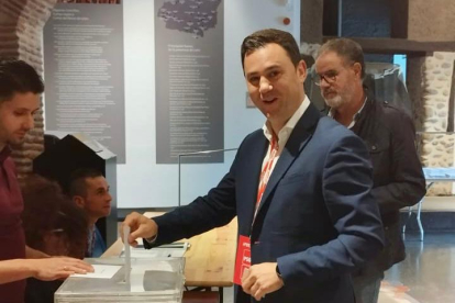 El secretario general del PSOE de León, Javier Alfonso Cendón vota en el Palacio del Conde Luna. DL
