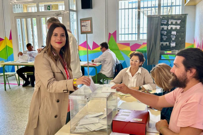 La secretaria de Organización de los socialistas, Nuria Rubio, ejerce su derecho a voto. DL