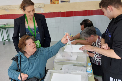 Socorro Castañeda, candidata de Vox en Sahagún, deposita su voto. ACACIO