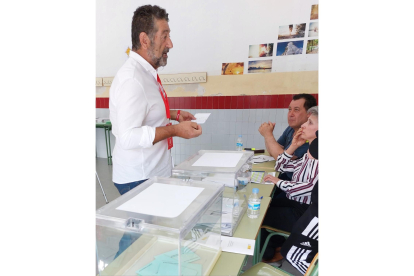 Lisandro García, candidato del PSOE a Alcaldía de  Sahagun votando en su colegio electoral. ACACIO