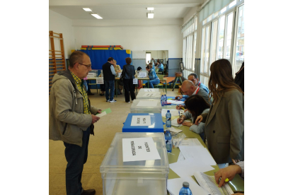 Un vecino vota en un colegio electoral de Cistierna. CAMPOS