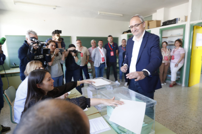 El candidato del PSOE y alcalde de Ponferrada, Olegario Ramón ha animado a los ponferradinos a ejercer el voto poco antes de depositar su papeleta en el colegio La Cogolla de Fuentesnuevas. L. DE LA MATA