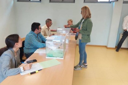 La candidata del PP a la Alcaldía de San Andrés, Noelia Álvarez, ejerce su derecho al voto. DL