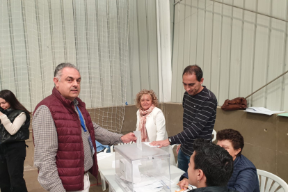 El candidato del PP a la Alcaldía de Astorga, José Luis Nieto, vota en su colegio electoral. DL