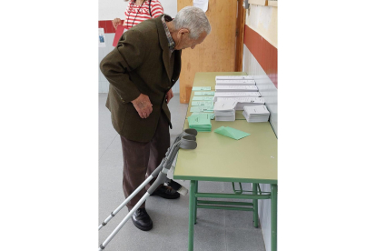 Un vecino vota en un colegio electoral de Sahagú. ACACIO