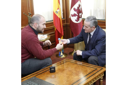 Manuel Martínez ofrece la medalla de bronce al alcalde de León