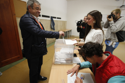 El candidato de Ciudadanos al Ayuntamiento de León, Justo Fernández, introduce su papeleta. RAMIRO