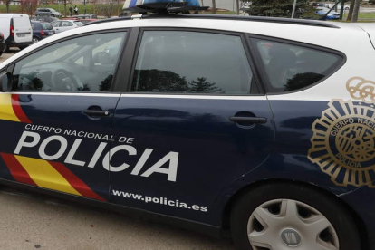 Coche de la Policía Nacional en León. RAMIRO