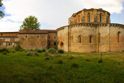 El monasterio de Santa María la Real de Gradefes, donde el domingo se hace la feria de Dulces del Convento. DL