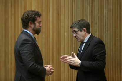 El portavoz parlamentario de Vox, Iván Espinosa de los Monteros (izda), conversa con Patxi López. KIKO HUESCA
