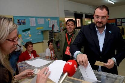 El presidente del Principado y candidato de la FSA-PSOE a la reelección, Adrián Barbón ejerce su derecho al voto este domingo en un colegio de Pola de Laviana (Asturias). ELOY ALONSO