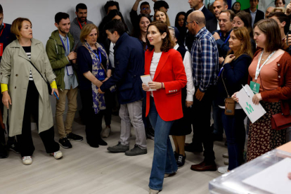 La presidenta de la Comunidad de Madrid y candidata del PP a la reelección, Isabel Díaz Ayuso antes de votar en el colegio electoral de Inmaculada Marillac. CHEMA MOYA
