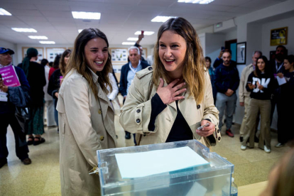 La candidata de Podemos-IU-AV a la Comunidad de Madrid, Alejandra Jacinto (d) vota junto a la ministra de Igualdad, Irene Montero (i) en el colegio electoral de Montserrat en Madrid. DANIEL GONZÁLEZ