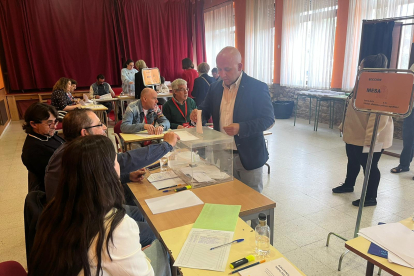 El alcalde de Boñar, Pepe Villa, candidato a la reelección por el PSOE, vota en su colegio electoral