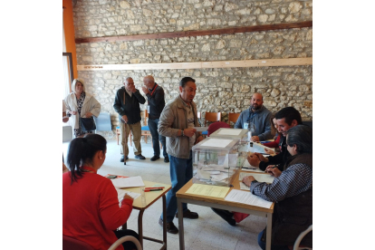 Varios vecinos votan en una mesa electoral de Boñar. CAMPOS