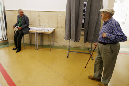 Dos leoneses esperan a votar en el Centro de Idiomas de la Universidad de León. RAMIRO