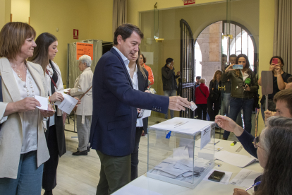 El presidente del PPCyL, Alfonso Fernández Mañueco, ejerce su derecho al voto en la Delegación de Economía y Hacienda. SUSANA MARTÍN