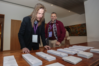 El secretario general de Podemos Castilla y León, Pablo Fernández, ejercerá su derecho al voto en el Ayuntamiento de San Marcelo. CAMPILLO