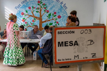 Una mujer ejerce su derecho al voto para las elecciones municipales este domingo 28 de mayo en el colegio electoral de la aldea almonteña de El Rocío. JULIÁN PÉREZ