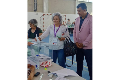 Rita González, de IU-Podemos, vota en Villaquilambre. DL