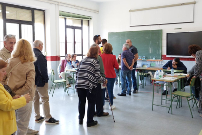 Personas votando en un colegio de Sahagún. ACACIO