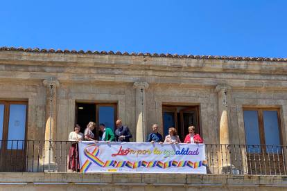 Representantes de la Corporación Municipal de León colgaron la pancarta del balcón consistorial. MIGUEL