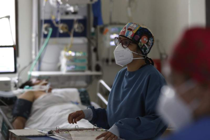 Sanitarios atienden a un paciente con respirador en un hospital. MAURICIO DUEÑAS CASTAÑEDA