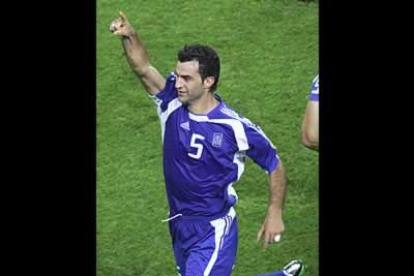 El libero de Grecia no sólo fue el líder de la zaga helena, sino que también logró el gol de plata que metió a su selección en la final de la Eurocopa.