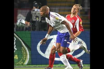 Y Tití despertó. <b>Henry</b> se desinhibío en la Eurocopa y dió a su selección dos goles decisivos que la colocan en el primer puesto del grupo B.