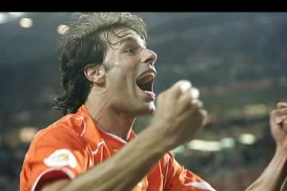 Van Nistelrooy, que está en un gran momento de forma, fue la figura del encuentro entre Alemania y Holanda. Salvó parte del futuro de su equipo con un gol en el minuto 81, que igualaba la contienda.