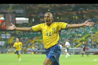 Larsson, con sus dos goles en el encuentro que enfrentó a Suecia con Bulgaria, fue la figura de la jornada.