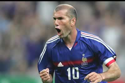Zidane, con sus dos goles en el encuentro que enfrento a Francia con Inglaterra, fue la figura de la jornada.