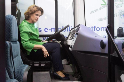 Teresa Ribera, al mando de un autobús eléctrico durante la inauguracion del Salon Iwater 2018.